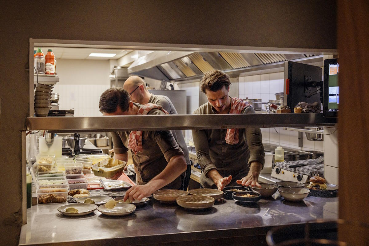 Portrait with models; location;